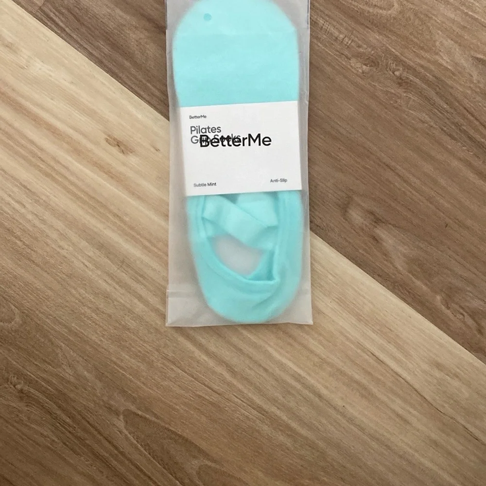 NWT Better Me Pilates Grip Socks‎ in subtle mint